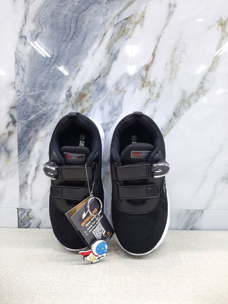SEPATU NEW ERA