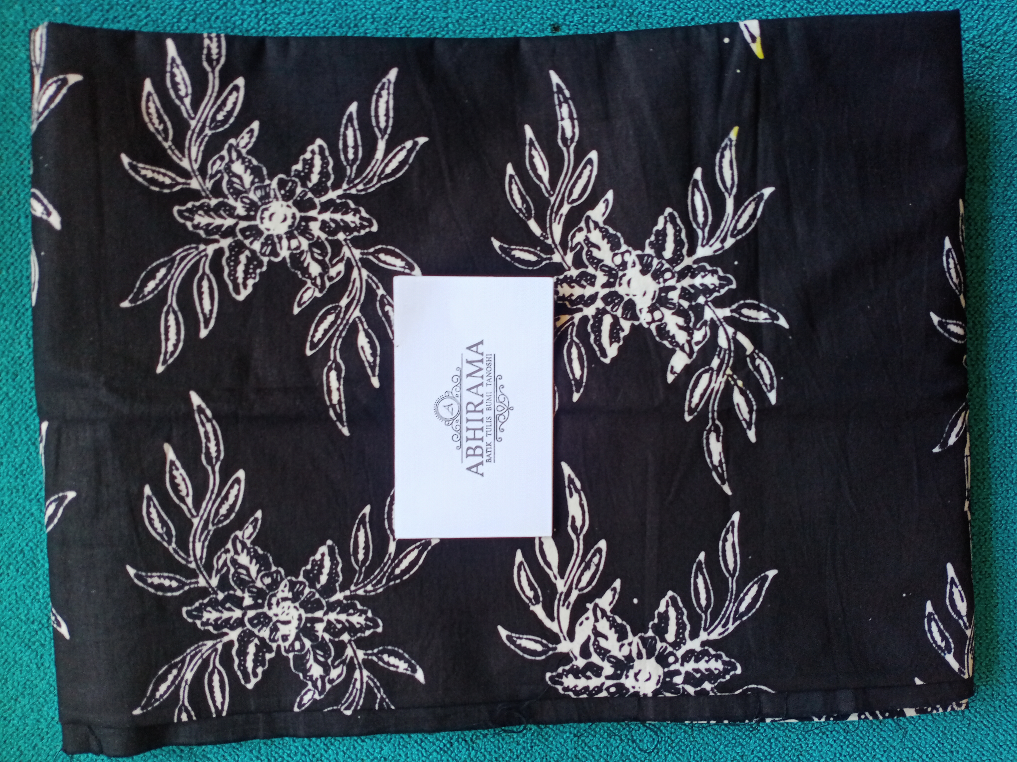 Batik ceplok carica hitam putih