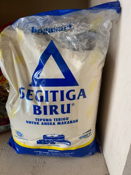 Segitiga biru